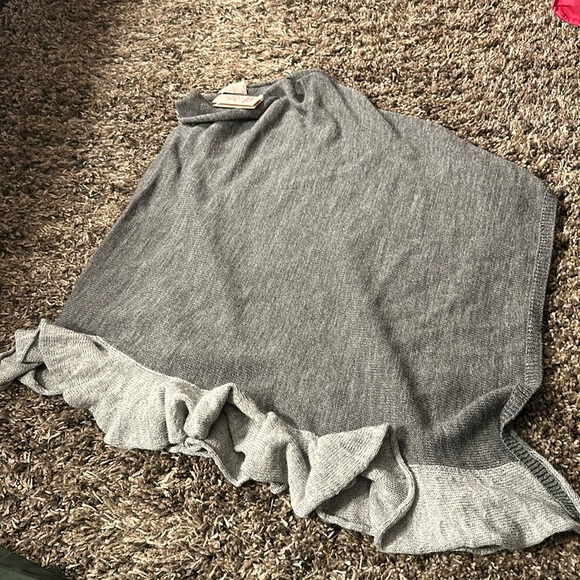 RUFFLE GRAY PONCHO/WRAP NWT MADE IN ITALY and BOUGHT IN ITALY - Picture 2 of 5